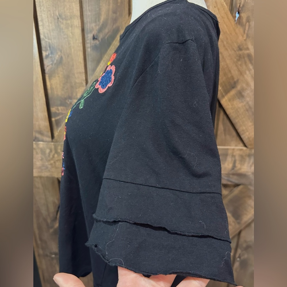 EUC Amaryllis Black Ruffle Sleeve Floral Embroidered Top Sz L - Picture 7 of 16